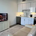 Cozy Apartment In Santa Monica Parking, Gym, Pool